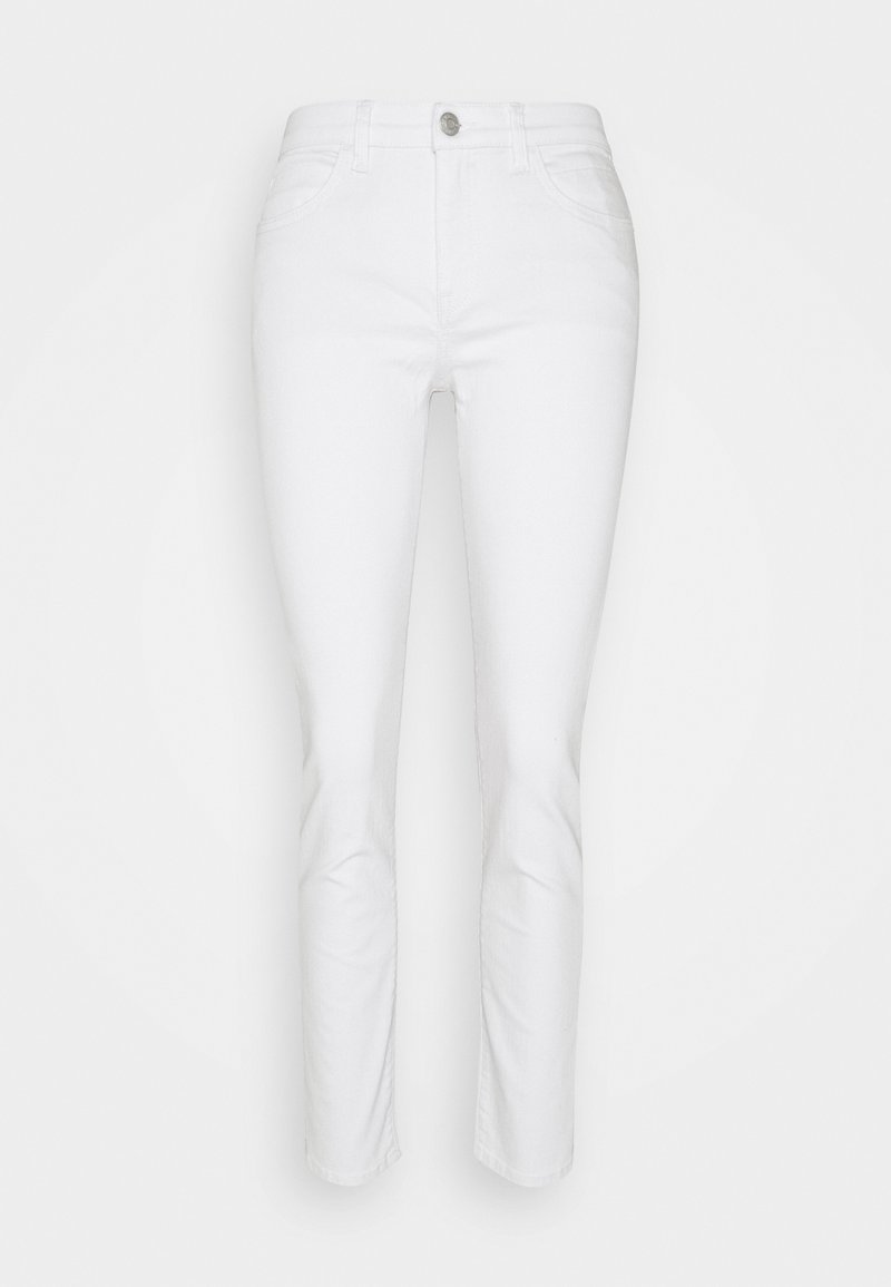 Jean skinny en denim blanc avec une taille mi-haute, fermeture boutonnée, design à cinq poches et texture lisse, présentant une silhouette classique ajustée.