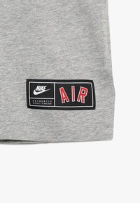 Nike Performance Camiseta estampada - mottled grey