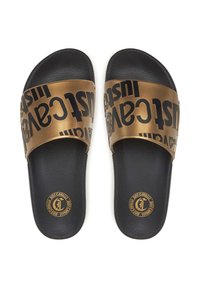 Infradito neri con una larga fascia metallica dorata caratterizzata da una scritta audace in nero. Soletta testurizzata e dettaglio del logo sulla suola.