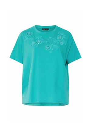 T-shirt turquoise à manches courtes avec col rond, ornée de motifs brodés blancs de fleurs et de fruits sur la poitrine.