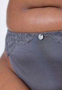 Szare majtki o wysokim stanie z koronkowym wykończeniem na górze, z małym, ozdobnym srebrnym guzikiem na pasku. Elastyczna tkanina o gładkiej fakturze.