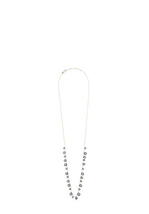 Collana a catena d'oro con pendenti alternati di piccole e grandi pietre preziose rotonde nere e trasparenti lungo tutta la sua lunghezza.