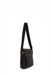 Černá kožená crossbody taška s nastavitelným popruhem, několika zipovými přihrádkami a texturovaným povrchem. Akcenty ve zlatém tónu.