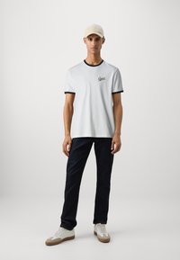 Guess Jeans SCRIPT - T-shirts basic - pure white