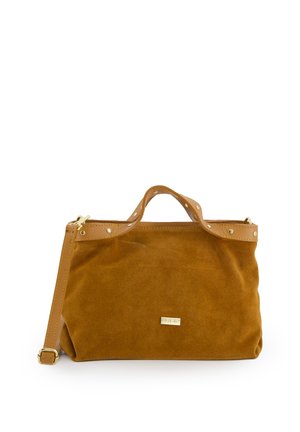 Hnědá semišová kabelka s koženým lemováním, kovovými nýty, horními držadly, odnímatelným ramenním popruhem a malou obdélníkovou zlatou logo destičkou.
