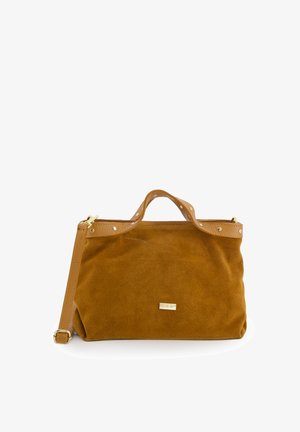 Sac à main en daim marron avec garniture en cuir, clous métalliques, poignées supérieures, bandoulière amovible et petite plaque logo rectangulaire dorée.