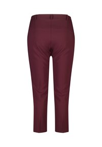 Bordeaux geklede broek met een slim fit ontwerp, cropped lengte, twee achterzakken en subtiele plooien aan de voorkant voor extra detail.