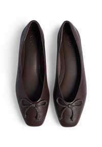 Hnedé kožené baletky s okrúhlymi špičkami, s mašličkou na každej topánke a hladkým povrchom. Podrážky sú ploché a jednoduchého dizajnu.