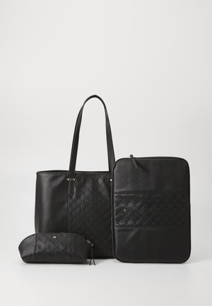 Sac fourre-tout noir en cuir avec un motif texturé, comprenant une housse pour ordinateur portable assortie et une petite pochette. Accents dorés et finition lisse.