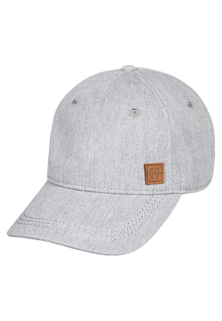 Grijze katoenen baseballcap met een gebogen klep, voorzien van een leren logo-embleem aan de voorkant en vijf ventilatie-oogjes.