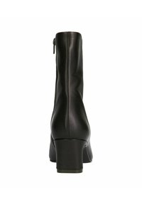 Bottes basses en cuir noir avec une texture lisse, un bout arrondi et un talon carré. Une fermeture éclair à l'arrière facilite l'enfilage.