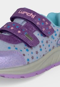 Basket enfant avec motifs d'étoiles violettes et roses, deux bandes velcro violettes et une doublure intérieure bleu clair.