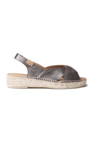 Metallisk grå läder slingback espadrillosandaler med en vävd juteplattform, med ett korsbanddesign och öppen tå.