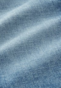 Lichtblau denimstof met een gladde textuur, voorzien van een subtiele keperweving en verschillende tinten blauw voor diepte.
