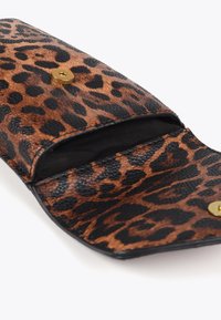 Pochette in stampa leopardata realizzata in finta pelle testurizzata, con interno nero e chiusura a scatto dorata. Design piatto e rettangolare con bordi arrotondati.
