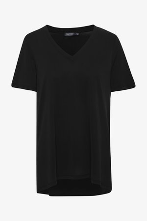 Must mustaga V-kaelusega t-särk, mis on valmistatud pehmest kangast, lühikeste varrukatega ja lõdvema lõikega, tagumise hemiga, mis on veidi pikem, ning ilma nähtavate mustriteta.