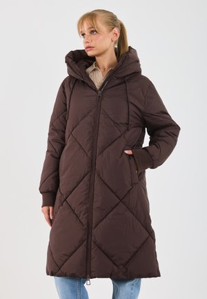 Cappotto imbottito marrone con motivo a rombi, zip completa, grande cappuccio e tasche laterali; presenta polsini a costine per un calore extra.