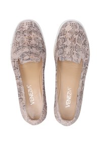Instap schoenen in lichtbeige met een slangenhuidpatroon. Geperforeerde textuur, ronde neus en een gevoerde binnenkant. Merkam "Venezia" inbegrepen.