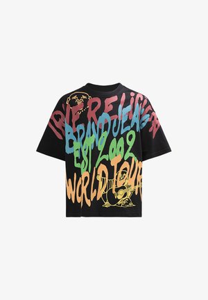 Czarny oversize T-shirt z wielokolorowym napisem graffiti "Brand Jelly Est 2002 World Tour" oraz żółtą postacią z kreskówki grającą na gitarze.