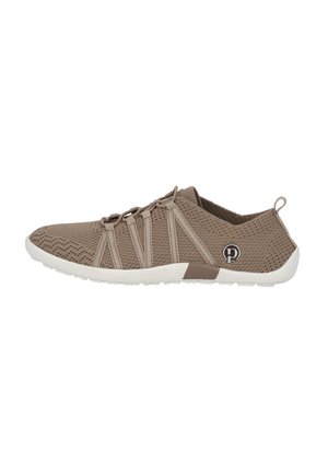 Leichte braune Mesh-Sneaker mit strukturierter Oberfläche, weißer Sohle, elastischen Schnürsenkeln und einem runden Logo an der Seite.
