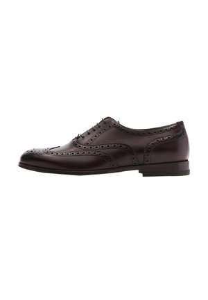 Scarpa da uomo in pelle marrone con dettagli brogue, chiusura con lacci, punta tondeggiante e tacco basso impilato. Finitura lucida e perforazioni intricate.