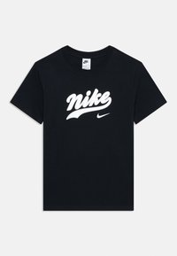 Melns T-krekls ar īsām piedurknēm no Nike ar baltu uzrakstu un mazu Swoosh zīmi uz krūts, apaļa dekoltē, un redzamu zīmola birku iekšpusē apkaklītes.