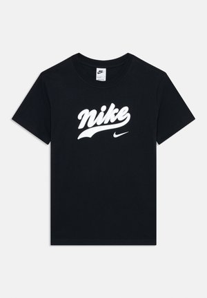 Juodas trumpomis rankovėmis Nike marškinėliai su balta script logotipo ir mažu swoosh'u ant krūtinės, apvaliu kaklu ir matoma prekės ženklo etiketė vidinėje apykaklėje.