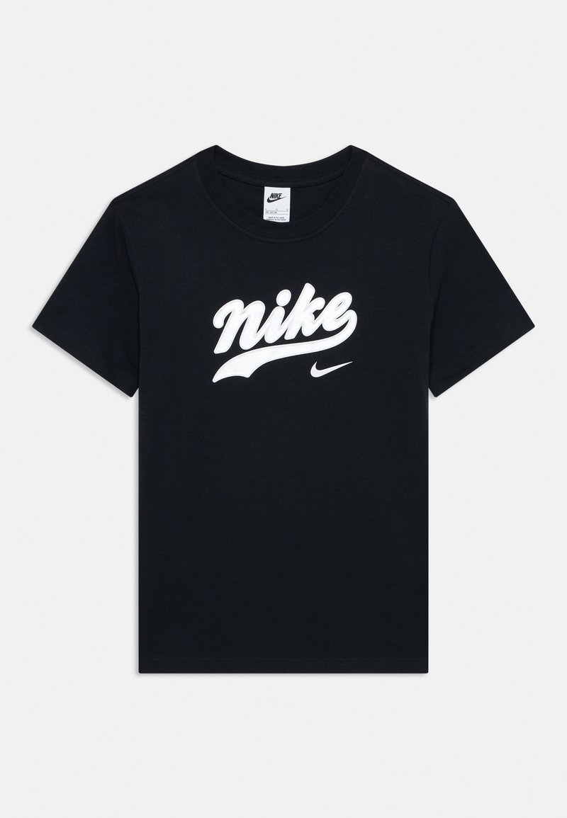 Melns T-krekls ar īsām piedurknēm no Nike ar baltu uzrakstu un mazu Swoosh zīmi uz krūts, apaļa dekoltē, un redzamu zīmola birku iekšpusē apkaklītes.