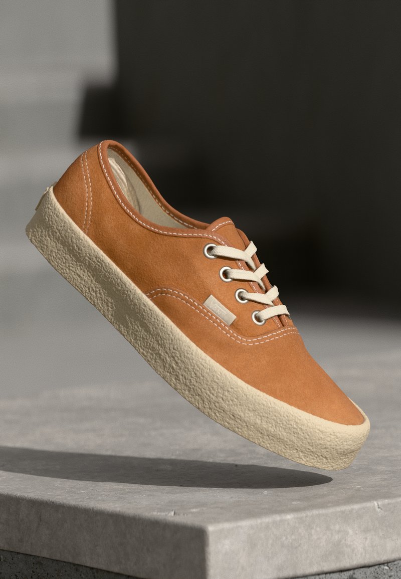 Pruunist nahast sneakerid beige paelte ja tallaga, millel on tekstureeritud kummist välistald ja lihtsad õmblusdetailid.