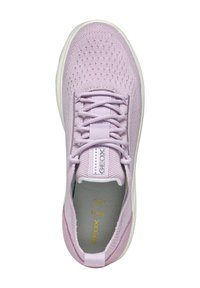 Sneaker a rete viola con lacci frontali, linguetta imbottita e soletta ammortizzata. Presenta una suola in gomma bianca con dettagli testurizzati.