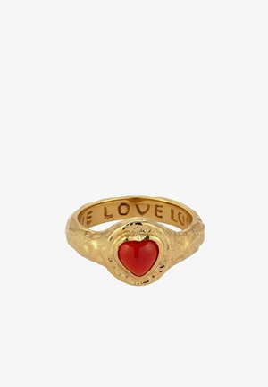 Goldener texturierter Ring mit einem roten, herzförmigen Stein in der Mitte und dem Wort "LOVE" auf der Innenseite des Rings eingraviert.