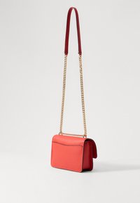 MICHAEL Michael Kors CLAIRE - Soma ar siksnu pāri ķermenim - burnt sienna