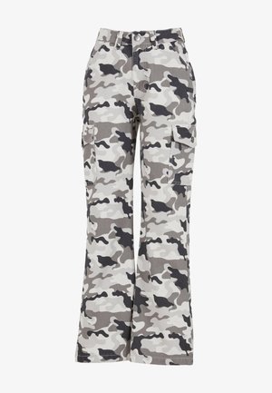 Szürke kamuflázs mintájú cargo nadrág fekete és fehér részletekkel. Pamutból készült, oldalsó zsebeivel és kényelmes szabásával.