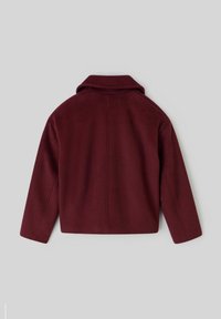 Manteau en mélange de laine bordeaux, au design court, avec un col et des manches longues. Présente un dos épuré sans fermetures visibles ni embellissements.