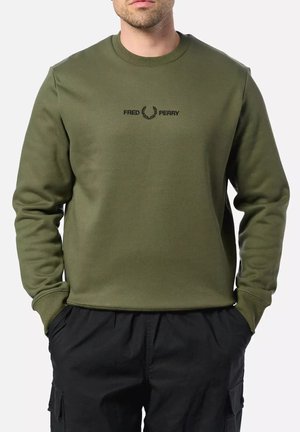Felpa verde oliva con scollatura rotonda, polsini a coste, logo ricamato "Fred Perry" e un tessuto liscio, leggermente testurizzato.
