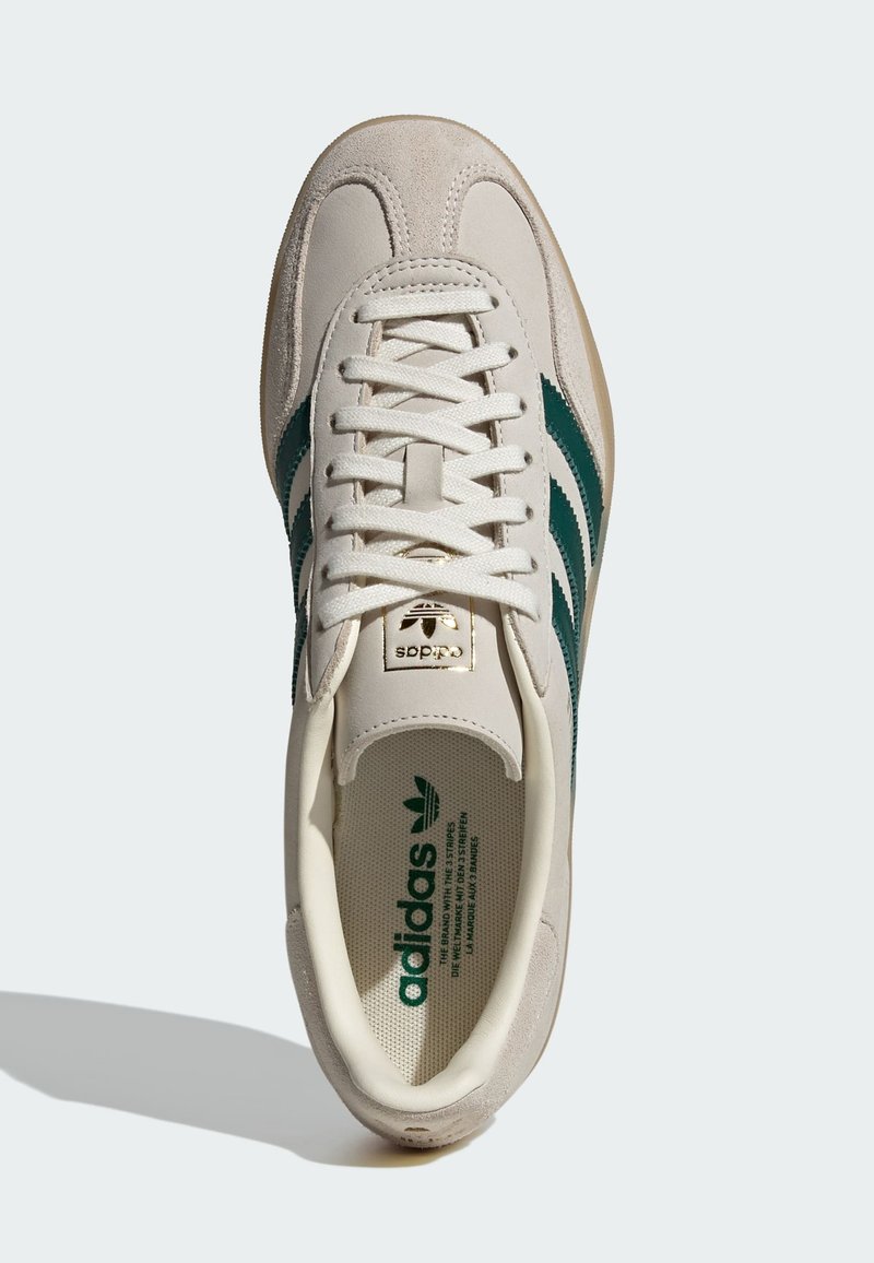 adidas Originals GAZELLE INDOOR - Sneaker low - cream white collegiate green  gum/offwhite - Zalando
