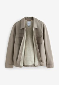 Beige jakke med en tekstureret ydre lag, to brystlommer foran og et blødt, hvidt fleece-for. Trykknapper langs fronten.