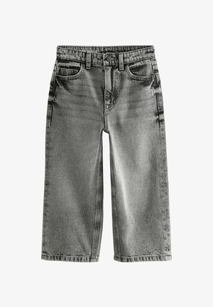 Szürke, bőszárú farmer rövidnadrág kopott hatással, elülső zsebekkel, gombos és cipzáras záródással, valamint márkázott derékrésszel.