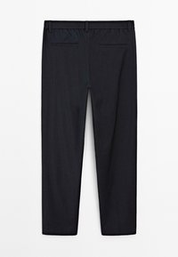 Zwarte broeken met elastische tailleband, twee achterzakken, een gladde textuur, recht gesneden pijpen en een minimalistische stijl.