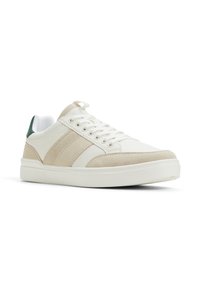 Sneaker bianco con accenti crema e beige, materiali testurizzati e lisci, dotata di lacci, un tallone ad anello e una suola in gomma con motivo.