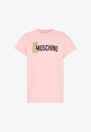 Jasnoróżowa koszulka z krótkim rękawem, z grafiką misia przytulającego czarny napis "MOSCHINO" na piersi.