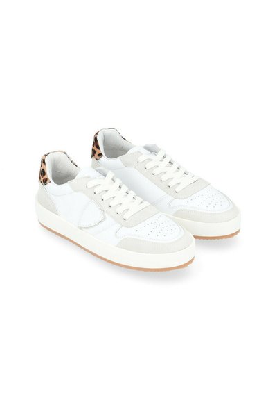 Sneakers bianchi in pelle con accenti in suede grigi, punta perforata e dettaglio in stampa leopardata sul tallone. Suola in gomma e chiusura con lacci.