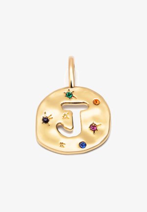 Guldfarvet vedhæng med en udskåret bogstav "J", dekoreret med forskellige farvede ædelsten: grøn, lilla, pink, blå og orange.
