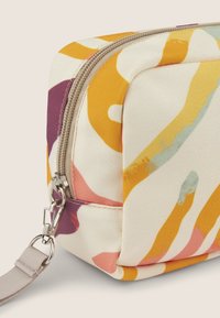 Borsa in tessuto rettangolare con un motivo astratto multicolore in tonalità di arancione, rosa e viola. Zip argentata e tracolla staccabile.
