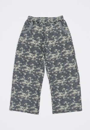 Pantaloni a giro vita largo in mimetica digitale grigia e grigio chiaro con elastico in vita e tasche laterali, stesi su uno sfondo bianco.