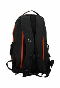 Mochila negra y naranja con correas acolchadas, múltiples compartimentos y hebillas ajustables. Hecha de un tejido duradero con un diseño elegante.
