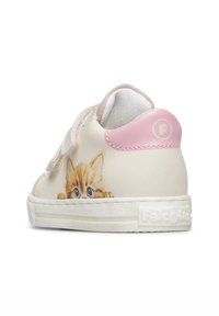 Sneaker in pelle crema con dettagli rosa, caratterizzato da una grafica di un gattino sul lato, fascia in velcro e suola bianca texturizzata.