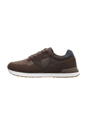 Zapatillas deportivas marrones con materiales de ante y malla, diseño con cordones, suela blanca, acento de logo y detalles perforados en la puntera.