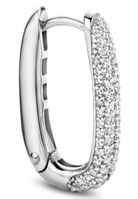 Silberne Creolen mit curved Design, verziert mit klaren Kristallen auf einer Seite und einer glänzend glatten Oberfläche.