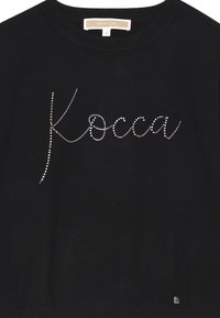 Maglione nero a pullover con la scritta "Kocca" in strass. Presenta un colletto rotondo, polsini a costine e un discreto logo K sull'orlo.